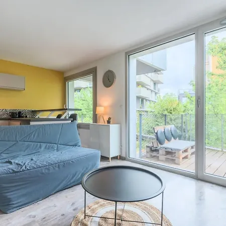 Near Metro With Parking & Balconies Lejlighed *