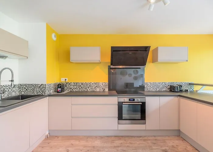 Near Metro With Parking & Balconies * Lila